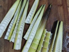 今天买的雷笋有点粗壮！为了更好的入味儿，我把它从中间切成两半了！