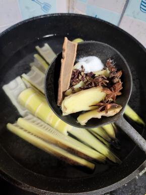 放入生姜，八角，桂皮，花椒和适量的盐！