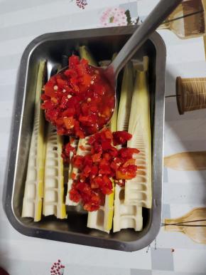 放入两大勺剁椒！