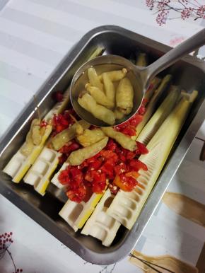 放入一小袋泡椒，连泡椒水一起倒进去！