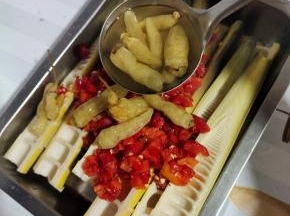 放入一小袋泡椒，连泡椒水一起倒进去！