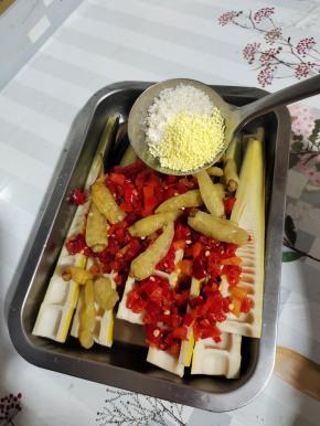 放入适量的白糖和鸡精！