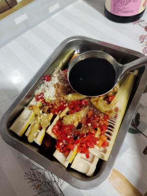 放入两大勺生抽！