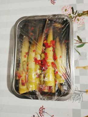 盖上保鲜膜，放入冰箱冷藏腌制3个小时即可食用！