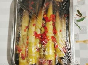 盖上保鲜膜，放入冰箱冷藏腌制3个小时即可食用！