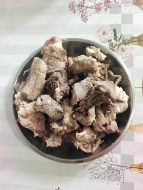 排骨焯水后，再清洗干净沥干水分备用！