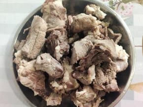 排骨焯水后，再清洗干净沥干水分备用！