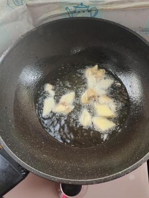 起锅烧油，放入姜丝煸炒至变色！