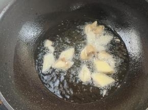 起锅烧油，放入姜丝煸炒至变色！