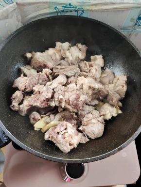 放入排骨煸炒两分钟！