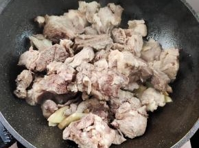 放入排骨煸炒两分钟！