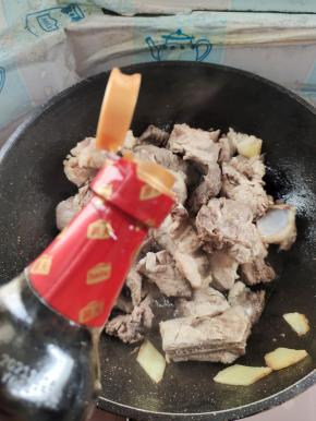 放入一大勺红烧酱油！