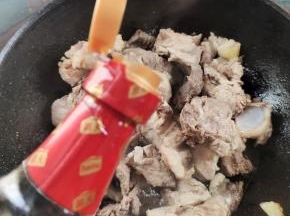 放入一大勺红烧酱油！