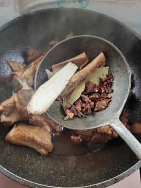 放入八角，桂皮，香叶，白芷，花椒！