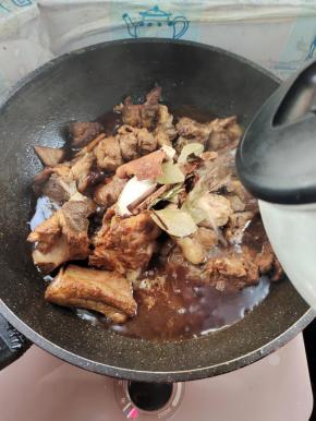 倒入适量的开水！