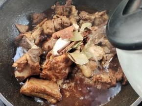 倒入适量的开水！