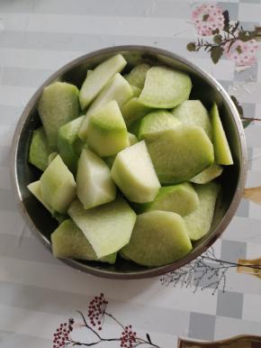 萝卜削皮，切成滚刀块！