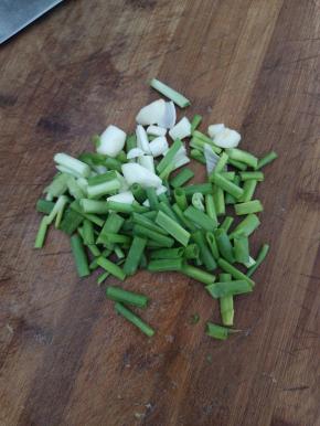 葱切成段备用！