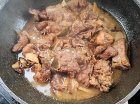 炖至排骨脱骨！