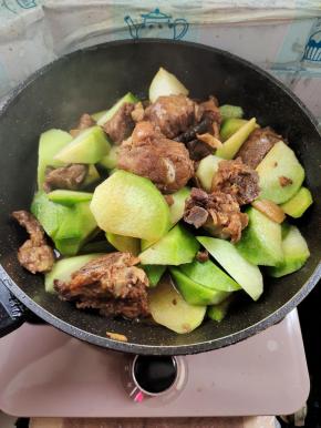 放入萝卜块翻炒均匀！