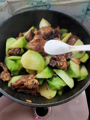 放入一勺盐调味！