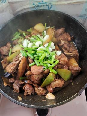 萝卜块炖熟了，放入葱段翻炒均匀！