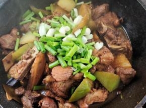 萝卜块炖熟了，放入葱段翻炒均匀！
