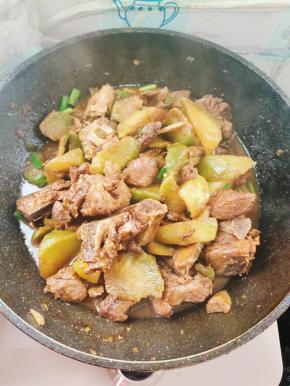 起锅前放入适量的鸡精翻炒均匀即可食用！