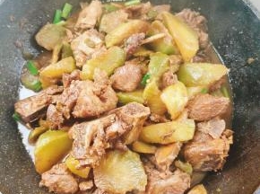 起锅前放入适量的鸡精翻炒均匀即可食用！