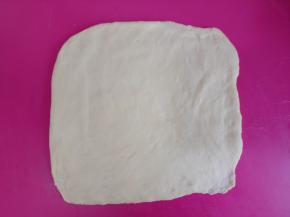 擀成长方形，和火腿肠长度差不多。