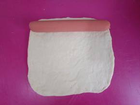 放上火腿肠，卷起来。