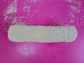 表面刷水，在芝士粉里滚一圈，使表面滚满芝士粉。