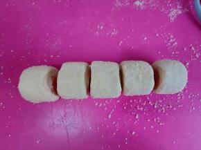 用剪刀或刀分成大小相同的五份。