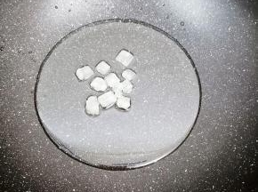 锅里加入适量油烧到七成热时，把冰糖放入锅中炒出糖色