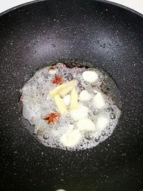 然后把姜蒜大料花椒放入锅中炒香