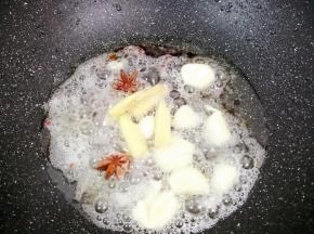 然后把姜蒜大料花椒放入锅中炒香