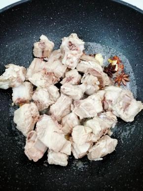 排骨放入锅中翻炒片刻