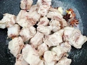 排骨放入锅中翻炒片刻