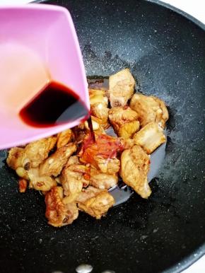 把生抽、老抽、料酒倒锅中翻炒均匀