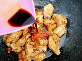 把生抽、老抽、料酒倒锅中翻炒均匀