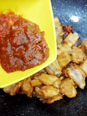 加入豆瓣酱，让每块排骨都裹上豆瓣酱
