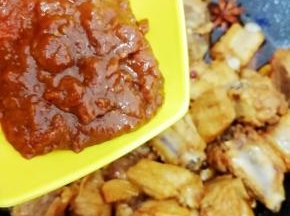 加入豆瓣酱，让每块排骨都裹上豆瓣酱