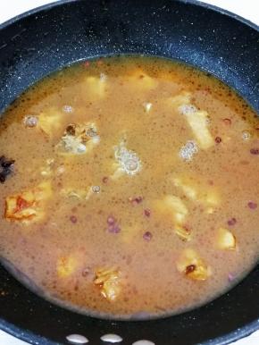 然后加入没过食材的水大火烧开转中火煮三十分钟，剩少许汤汁时，开大火收汁即可