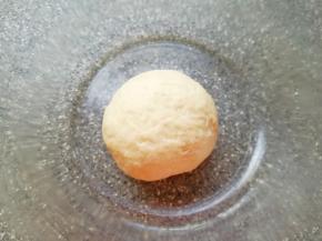 油皮所有食材放在一起，揉成面团，盖上保鲜膜松弛20分钟。 