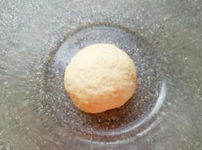 油皮所有食材放在一起，揉成面团，盖上保鲜膜松弛20分钟。 