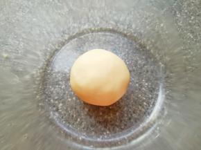 油酥两种食材放在一起，揉捏成团。 