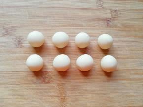 将油酥分成8小份(一份是7.5g左右)。 