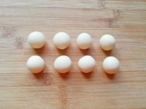 将油酥分成8小份(一份是7.5g左右)。 