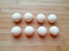 将松弛好的油皮面团分成8小份(一份是12g左右)，盖上保鲜膜备用。 