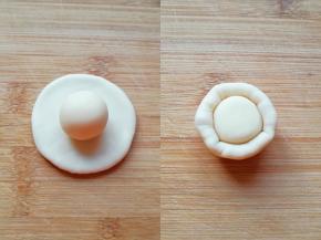 取一个油皮面团压扁，放上一份油酥面团，用虎口慢慢向上推挤收口。 